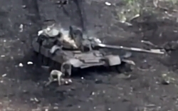 RU T-80BV with crew destroyed by Ukrainian artillery by Bakhmut