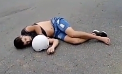 An accident between a motorcycle and a car left two dead (+ aftermath)