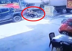 A cement truck kills a couple on a motorcycle (Vietnam)