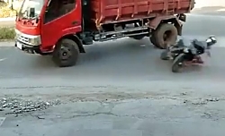 A truck runs over a motorcyclist's head