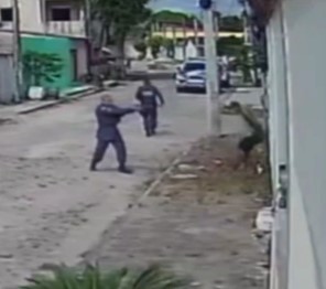 Man being executed by police in Brazil, already in handcuffs