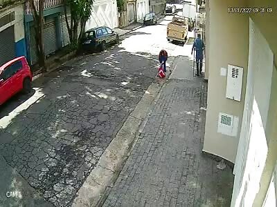 BRAZIL: 70-YEAR-OLD  DELIVERY GUY STABS A MAN TO DEATH IN THE NORTH AREA 
