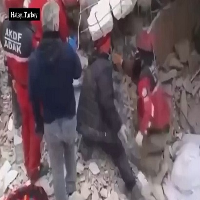 Rescuers Are Crushed by An already Collapsed Building In Turkey 
