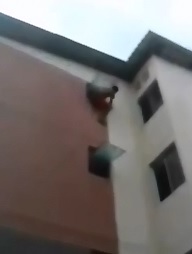 Rapist Falls from Building trying to Flee but is Beaten to Death 