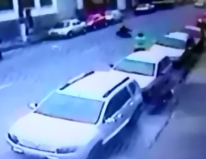 Don't Mess with Dad...Father Holding his Son Executes Thug in the Street 