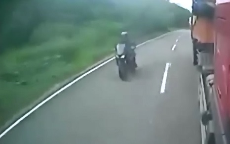Motorcyclist tries to Overtake Truck but has his Head Crushed in Instant Death 
