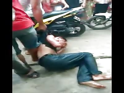 Thief is Dragged and Violently Beaten Bloody by Angry Mob in the Street 