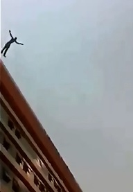 Man does a Perfect Swan Dive to Kill Himself Jumping from Building 