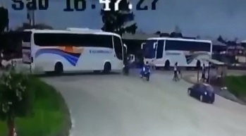 Thug Fleeing from Police tries to Fit in between 2 Buses..Doesn't Fit 