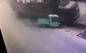 Little Tuk Tuk is Crushed by Big Truck