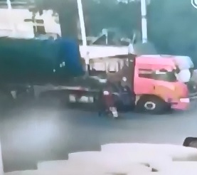 Bad Day..Woman on Scooter is killed by Falling Glass from a Truck 