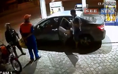 Complete Asshole Kills a Man who is Cooperating 100% during Robbery 