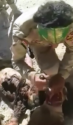 Angry Iraqi Soldier Beheads a Dead Daesh Member..Opens His Neck WIDE