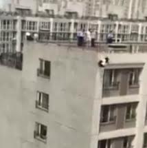  Girl jumps from tall building over Air mattress but breaks her neck and dies