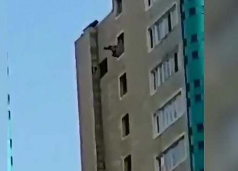 Short Video shows Russian Teen Killing Herself Jumping from the 19th Floor 