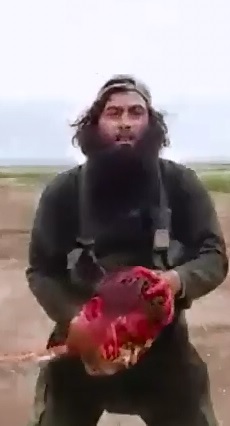 Iraqi Soldier Beheaded by ISIS in the Battlefield 