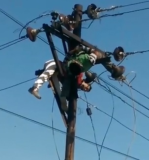 2 Men Fry to Death on Top of Power Lines as Neighbor Records All of it 