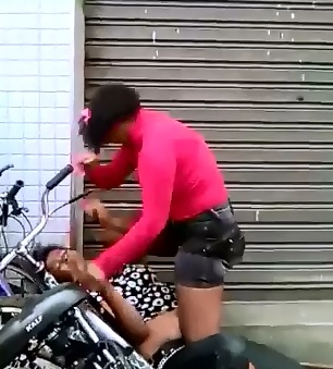 Street Fight turns Deadly as Girl Sticks Knife into her Opponents Artery (Wtf?)