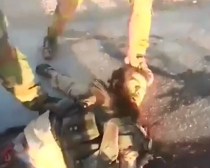 Iraqi soldiers mutilate the body of terrorist ISIS  