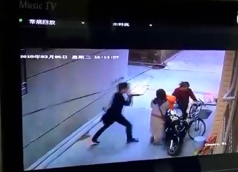 Maniac Asshole Stabs his Ex-Wife and his Mother In Law in front of the Little Baby 