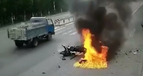 Motorcyclist Dies Instantly..his Bike Burst into Flames 