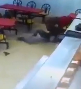 Man Enters Chicken Restaurant and puts a Bullet in the Chest of his Victim (Aftermath Included) 