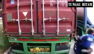 Moronic Biker Tries to Squeeze Between Two Trucks....FAILS!