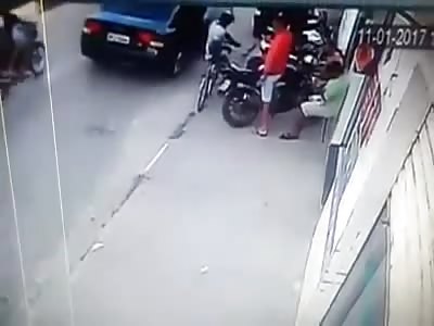  Man is Executed by Motorcyclist in the Street then Pick pocketed afterwards 
