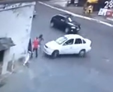 Terrible surprise, man crushed by car against wall