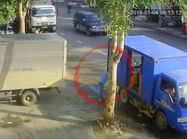 Man gets Crushed by Reversing Truck 