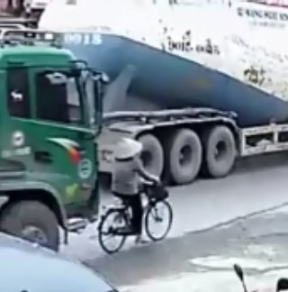 Woman on a bycicle being crushed by truck
