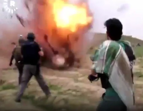 ISIS Fighter Blows Himself Up Only Meters from Journalist and Soldiers