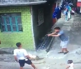 Sick Man Attacks Police with Knife (Philippines)