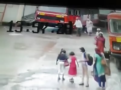 CCTV: Elderly Ran Over by Bus
