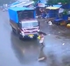 CCTV: Apparently Walking with an Umbrella Makes You Oblivious 