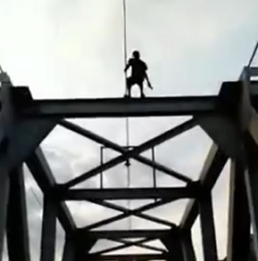 Moronic Man Climbs Bridge But Gets Electrocuted 