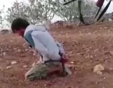 Brutal Machine Gun Execution of Kneeling Captor by Kurdish Rebels 