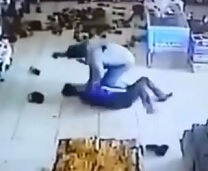 Clerk Tries To Wrestle Gun From Robber But Gets Shot Dead 