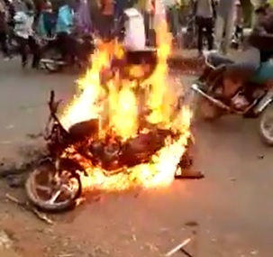 Mob Justice... Bad Guy Torched 