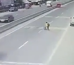 Moron in Yellow Tries Crossing a Highway
