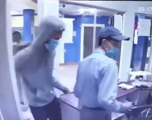 Dude Stabs Worker From Behind & Kills Him.