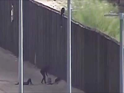 2 Guatemalan Guys Drop 5 Meters Crossing the US-Mexico Border Fence and Receive Terrible Injuries