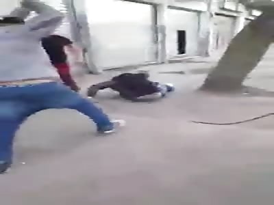 Thief is beaten by merchants after stabbing one of them