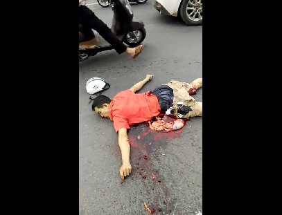 (New Angle) Motorcyclist Man Died Crushed By A Truck