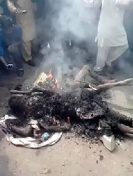 Two Thieves Carbonized After Being Lynched By The Population