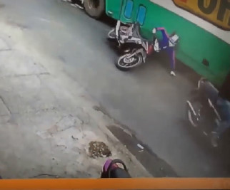 Better Quality - Motorcyclist Died With His Head Crushed By A Bus