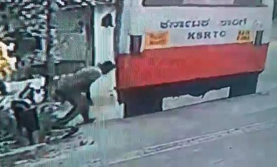 Crazy Man Committed Suicide Placing the Head under the Bus in Motion (Zoom and Slow Motion )