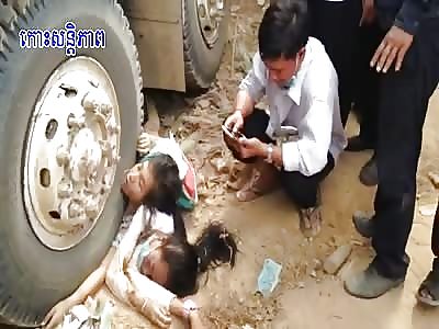 VERY SAD VIDEO OF TWO CHILDREN WHO DIED BENEATH THE WHEELS OF A TRUCK