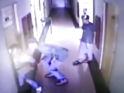 DRUG DEALER JUMPS FROM THE 5TH FLOOR TO FLEE POLICE AND NOW IS CONVULSING IN THE GROUND