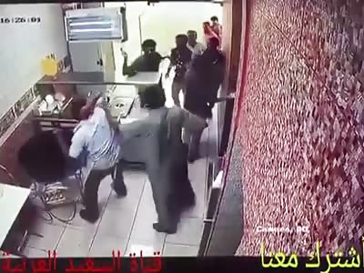 MAN BEING BRUTTALY BEATEN BY A GROUP OF PEOPLE